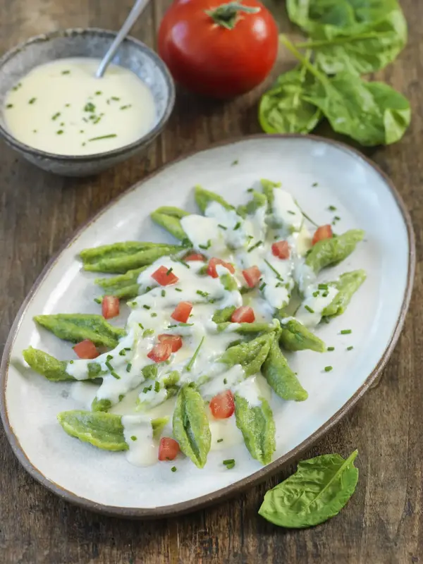 Pâtes aux ciseaux, aux épinards et sauce au bufaleggio